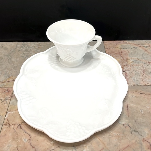 Vintage Indiana Colony Harvest Grape Milk Glass Snack Set Plate Set of 4 - Picture 3 of 7